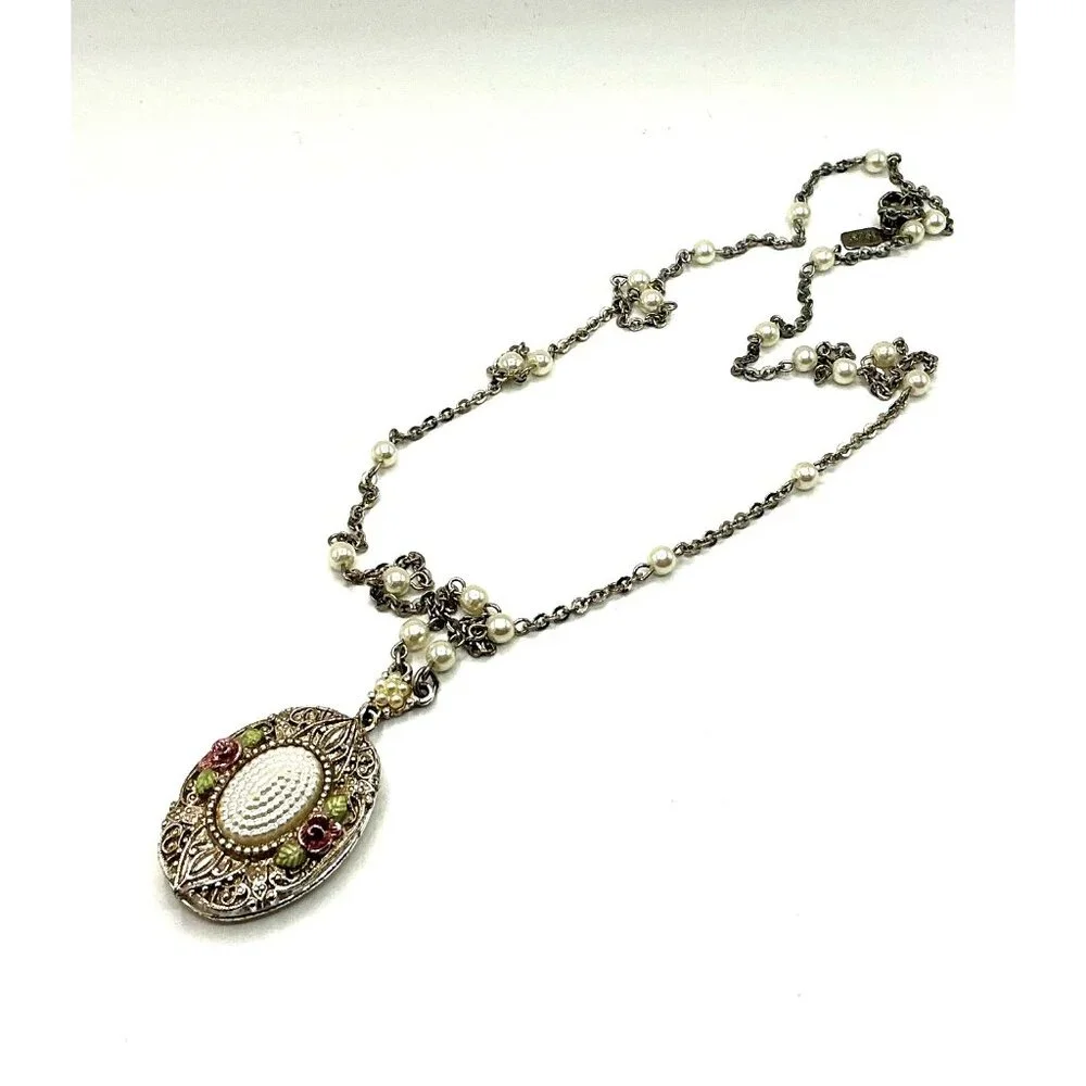Vintage-Style Oval Locket Necklace With Faux Pearls and Floral Accents - Picture 3 of 7